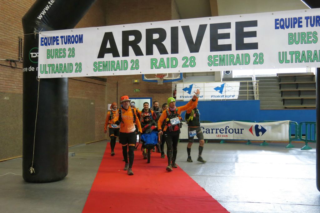 Arrivée d'une autre des Joêlettes engagée dans une des courses du Raid 28